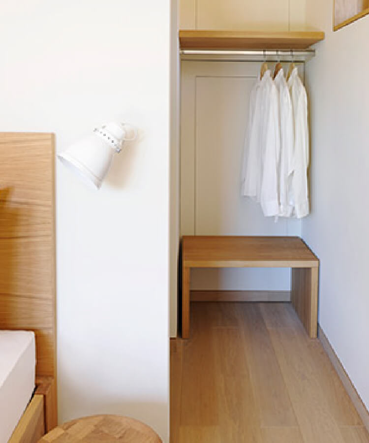 良質な木材、自然素材、地元の建材をふんだんに使用した客室