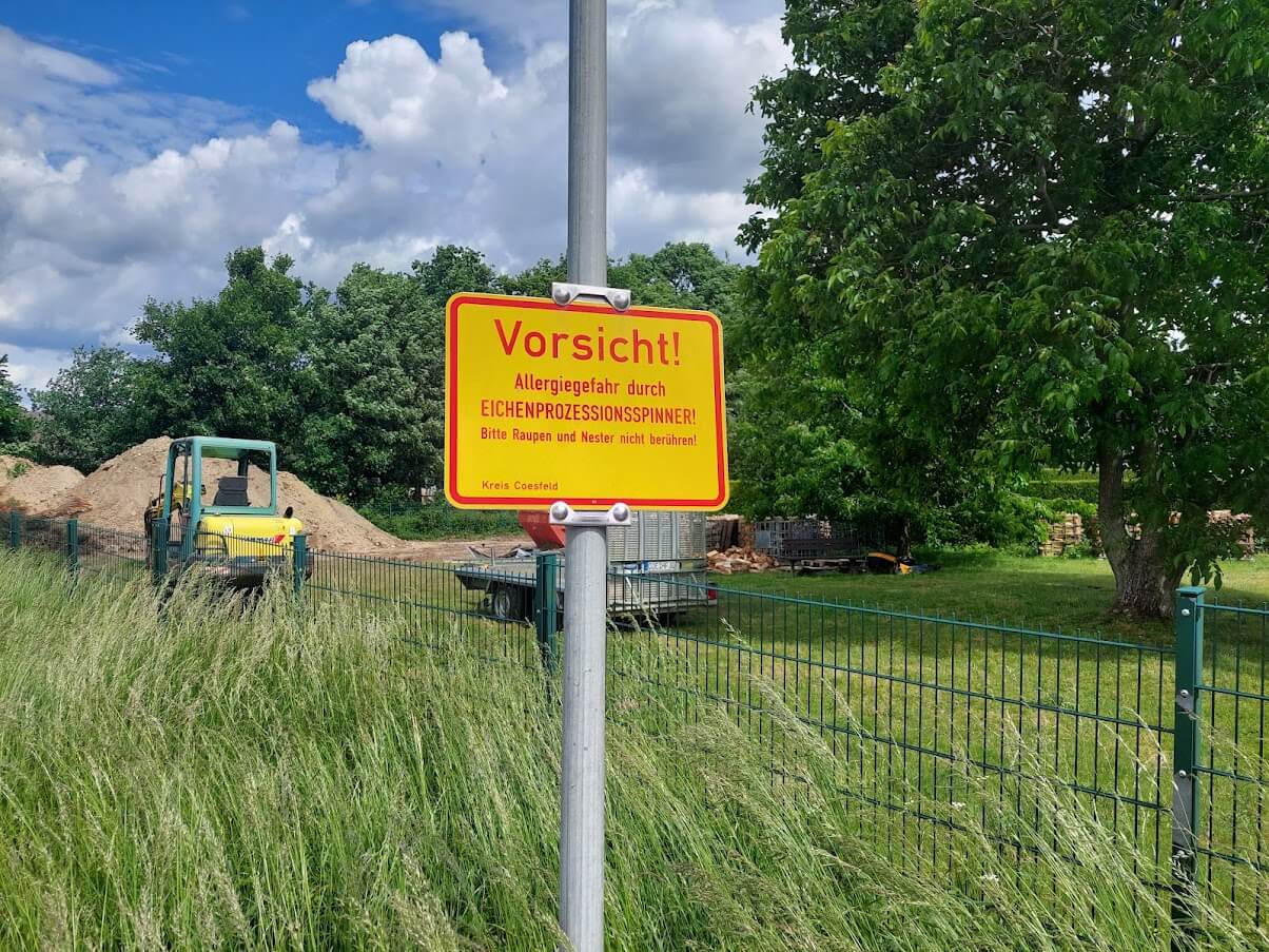 オーク毛虫の発生を警告するドイツの看板